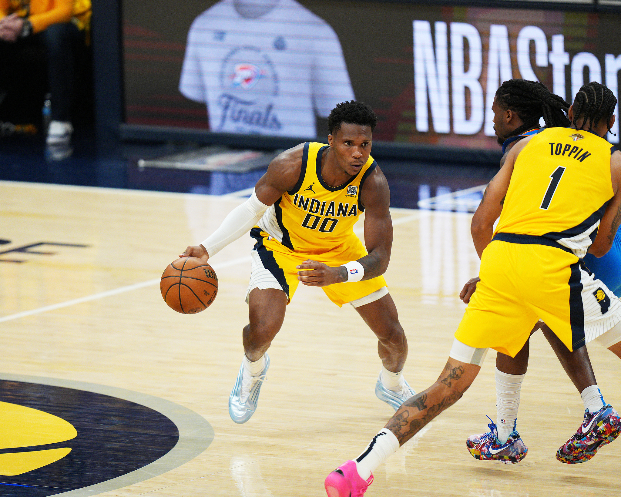 开云体育入口-步行者险胜雷霆，恩比德状态火热