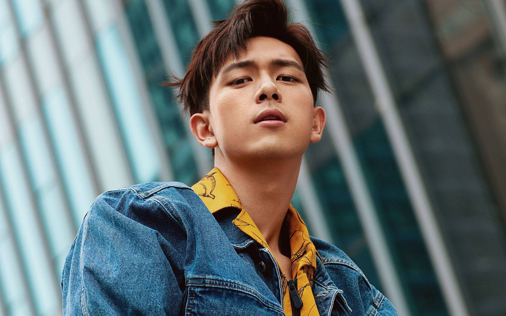 国家德比硝烟散尽，马刺铁蹄踏碎雄鹿！当足球的喧嚣遇见篮球的咆哮