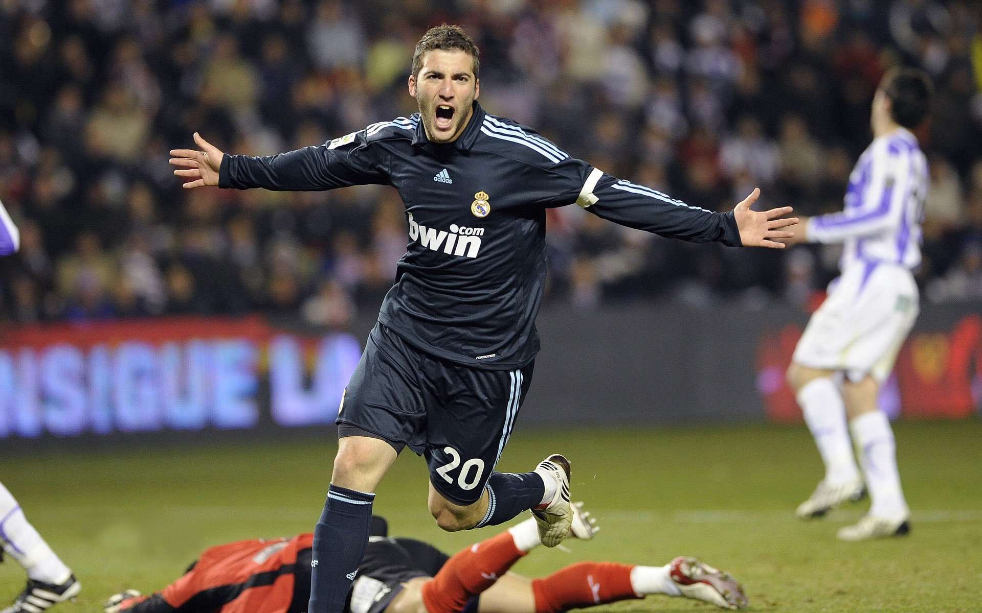 开云体育app-舞台魔咒！克瓦拉绽放巨星光芒，爱尔兰铁血挺进引爆那不勒斯